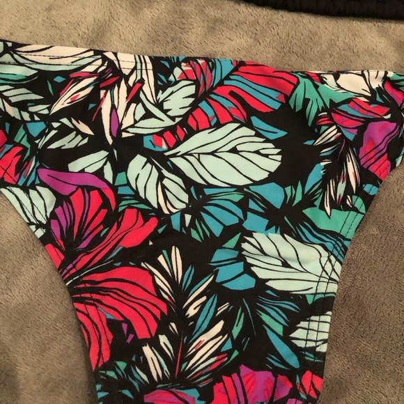 Woman’s Binki - Picture 2 of 5